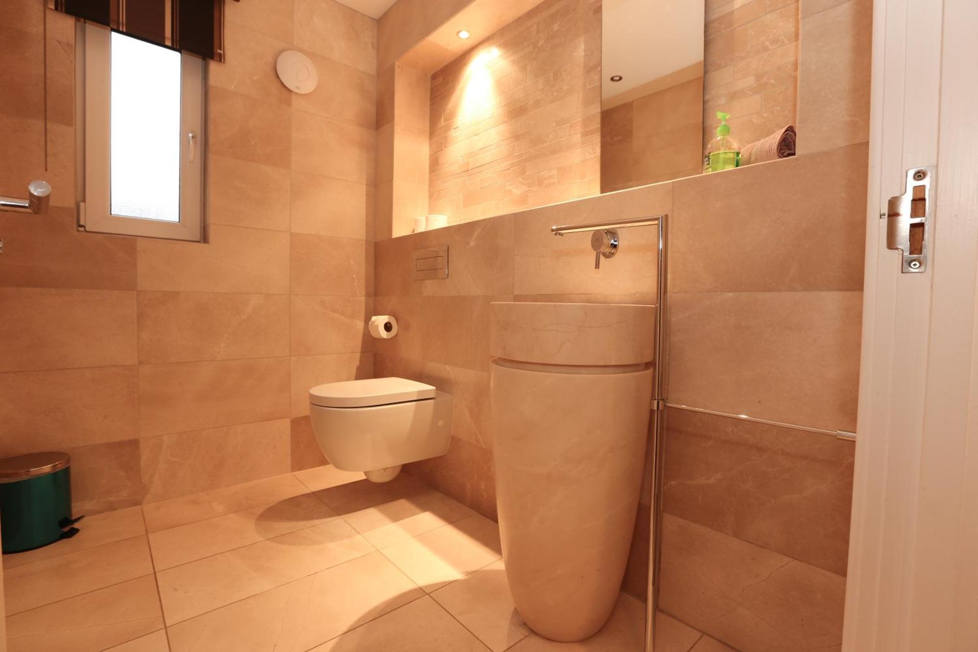 Viewpoint - Luxury 4 Bedroom With Elevated Views *